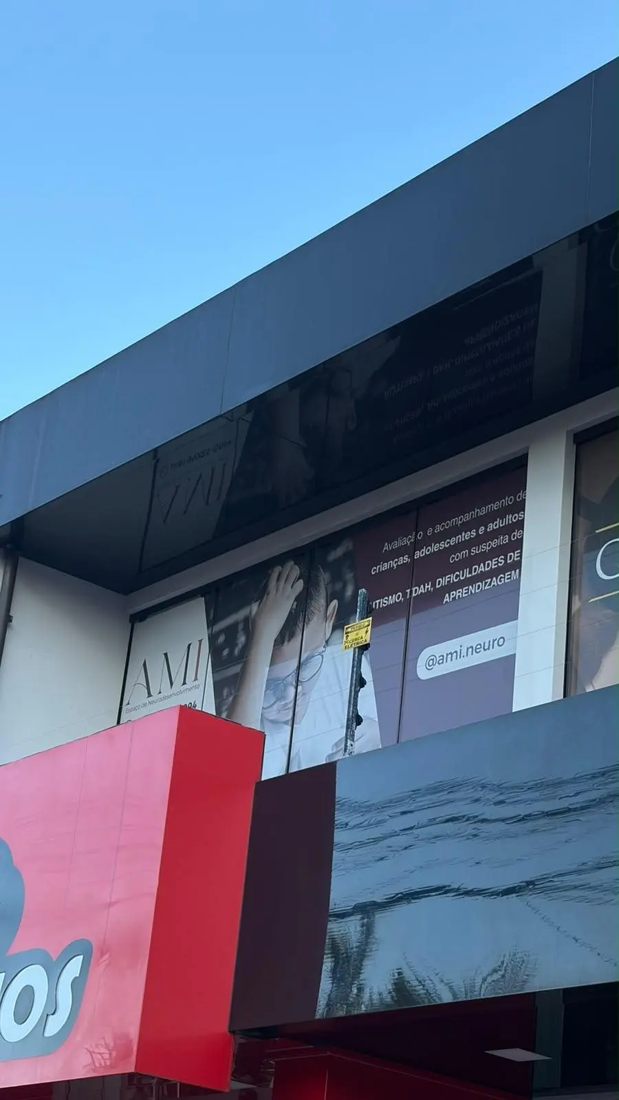 Recepção da AMI com o logo aplicado na parede